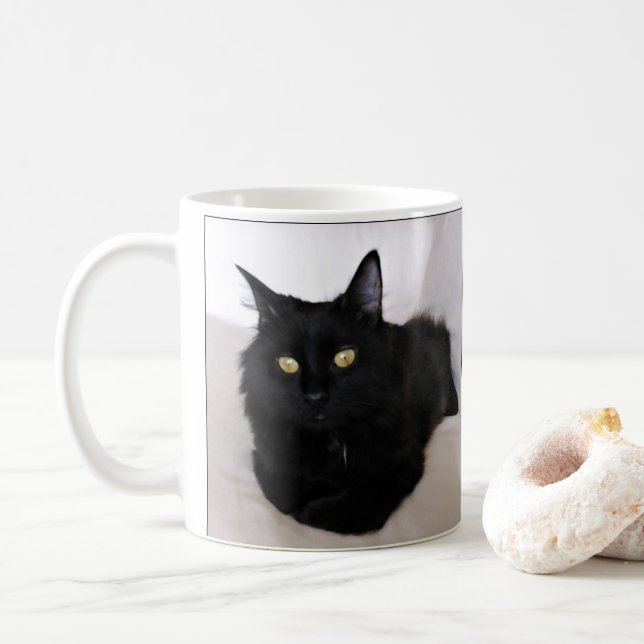 Långhårig Svart Katt Kopplar av på Soffan Kaffemugg (Med munk)