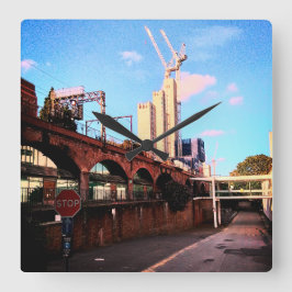 Längs spåret fyrkantig klocka