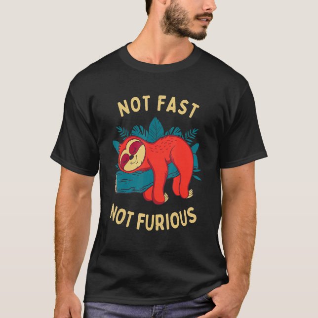 Långsam, ej snabb, icke-flyktig Sloth-citat Lazy S T Shirt (Framsida)
