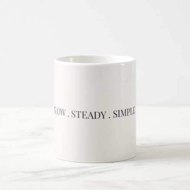 Långsam, stadig, enkel minimalistisk estetisk cita kaffemugg (Center)