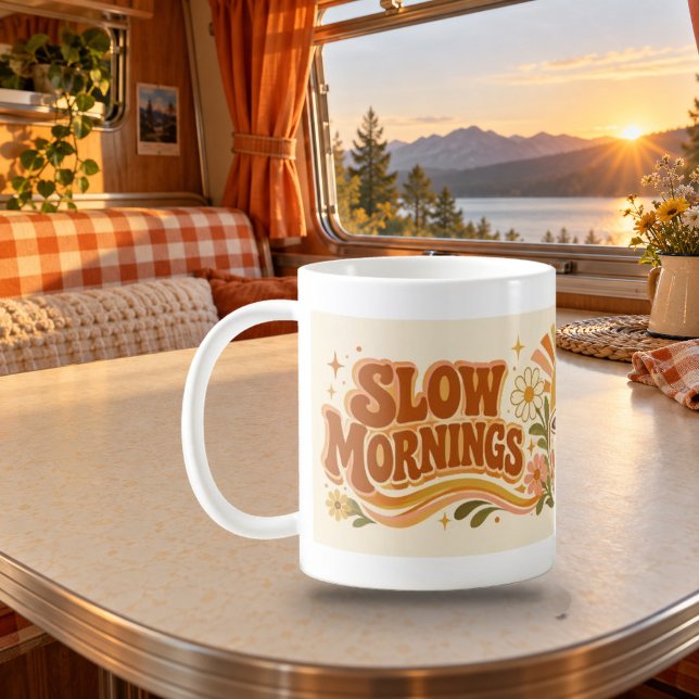 Långsamma morgnar bra kaffe retro typografi mugg (Slow Mornings Good Coffee Retro Typography Mug — refined lighting and contact shadows. Digital lifestyle preview.)