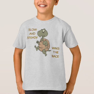 Långsamma och stadiga vinner lustig sköldpadda i t shirt