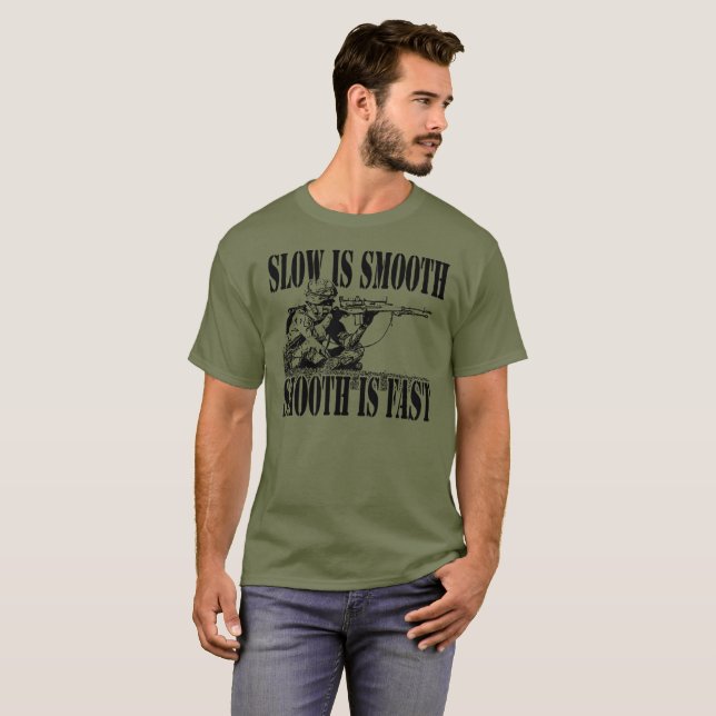 LÅNGSAMT ÄR SLÄTAR PRICKSKYTT UTRUSTAR T-SHIRT (Hel framsida)