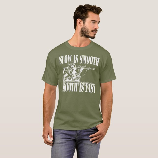 LÅNGSAMT ÄR SLÄTAR PRICKSKYTT UTRUSTAR TEE SHIRT (Hel framsida)