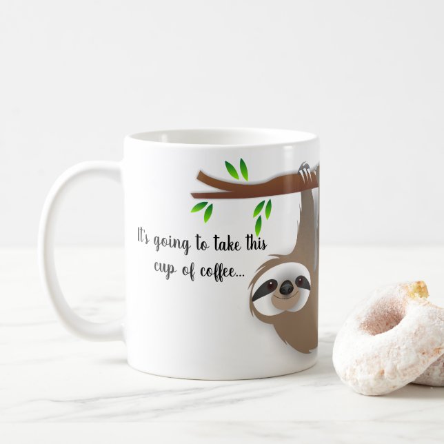 Långsamt rusa slothen som hänger på en trädgren kaffemugg (Med munk)