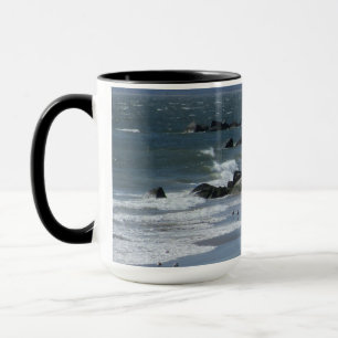 Långvintern går på stranden mugg