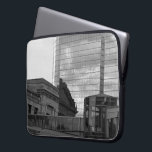 Länken Laptop Sleeve<br><div class="desc">Länken är en upplyst glasbana som förbinder Union Station (lämnat i ett svartvitt foto) med Krona Center i Kansas City, Missouri. Jag blev tagen till blandningen av nytt och gammalt arkitektoniskt stilar kompletterat med molnreflektionerna på spegel-byggnaden i bakgrunden. 35 mm, svartvit fotografi. Copyright © 2004 Claire E. Skinner. Alla höger...</div>