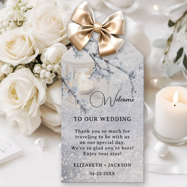 Lantern i mousserande Snö Winter Wedding Presentetikett (Winter wedding gift or favor tag featuring a candle lit lantern in sparkling snow)