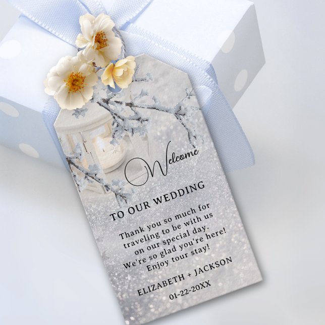 Lantern i mousserande Snö Winter Wedding Presentetikett (Winter gift or favor tag featuring a candle lit lantern in sparkling snow)
