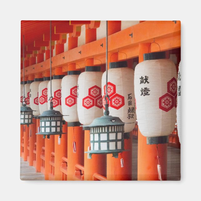 Lanternor inuti Itsukushima Shrine Magnet (Framsidan)