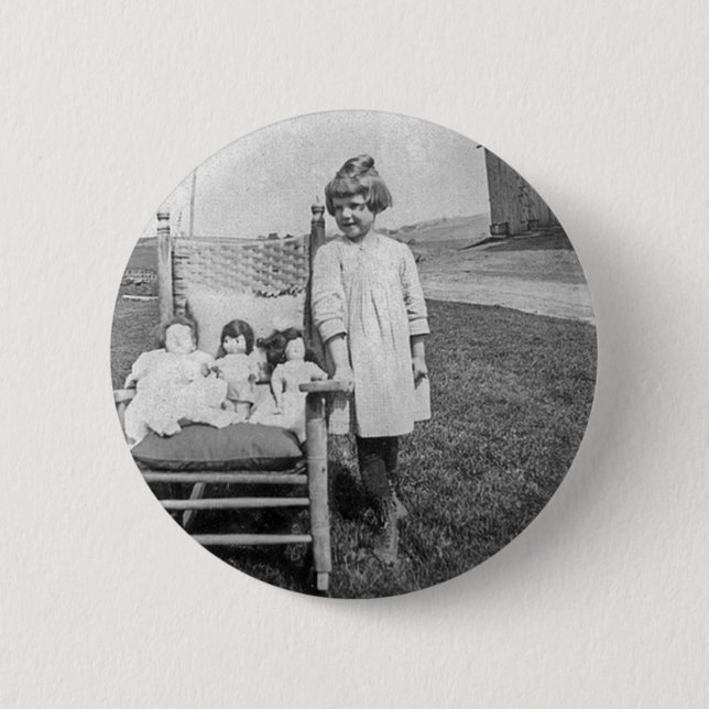 Lantgårdflicka och henne dockavänvintage knapp (Framsida)