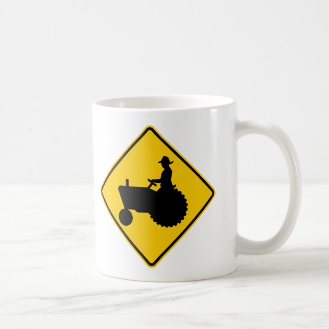 Lantgårdmaskineri trafikerar huvudvägen kaffemugg (Höger)