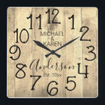 Lantlig lada Trä Gårdshus Anpassat Familjenamn Fyrkantig Klocka<br><div class="desc">En rustik, unik och personlig design med en bakgrund som liknar trä och orden "MICHAEL & KAREN Anderson est. 20XX" i svart typografi. Anpassa denna klocka genom att lägga till din egen information. Gör en fin bröllops-, årsdags- eller husvärmningspresent. Klicka på "Anpassa denna mall" för att ändra namn och teckensnitt...</div>