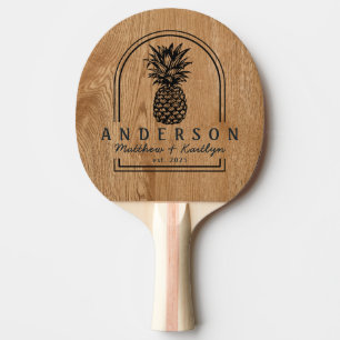 Lantlig tall trä ananas bröllopsbåge & namn pingisracket