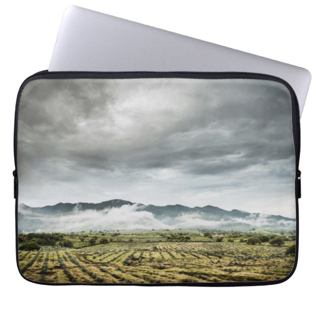 Lantliga skördfält under molnig himmel laptop sleeve (Framsidan)