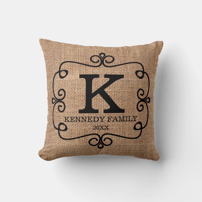 Lantligt Monogrammed FauxBurlapefternamn Kudde (Framsida)