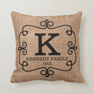 Lantligt Monogrammed FauxBurlapefternamn Kudde