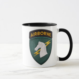 Lappar speciella Ops veteran för USACAPOC 1st Mugg