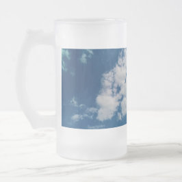 Lappor av moln frostat ölglas