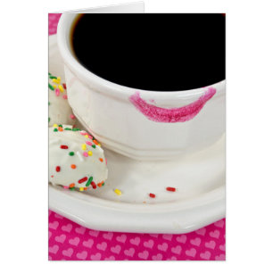 läppstift på kaffe kopp med kakor namn hälsningskort