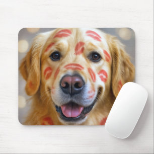 Läppstiftkyssar på en golden retriever musmatta
