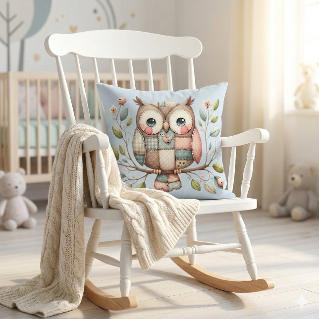 Lappuggla i fantasifull skogsmiljö kudde (Patchwork Owl in Whimsical Woodland Throw Pillow Mockup A)