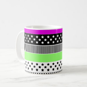 Lappverk av svart och vitt och neonränder kaffemugg