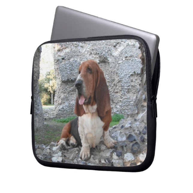 Laptop sleeve Basset Hound Castle Visit (Framsidan Vänster)