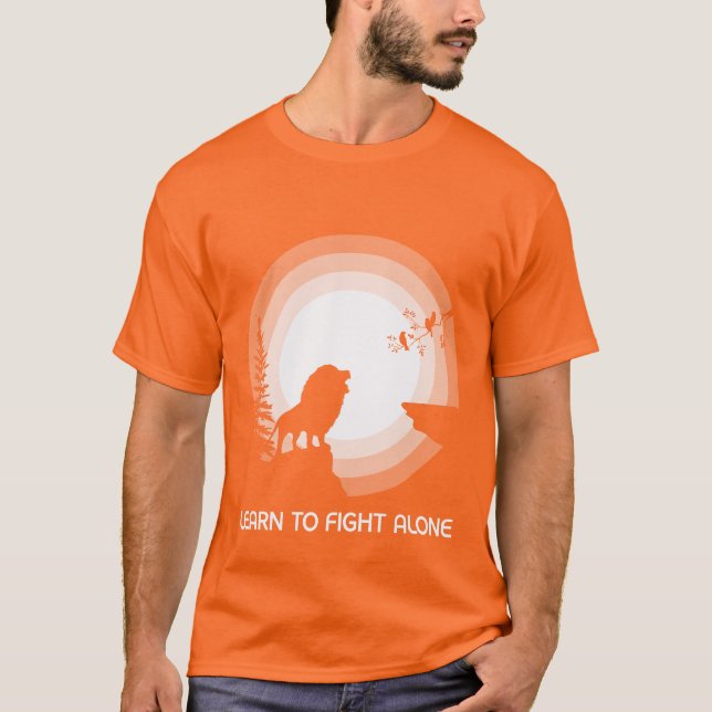 Lär dig att kämpa ensam – Lejon under månljus T Shirt (Framsida)