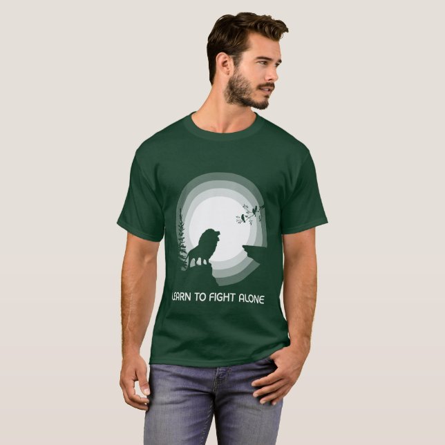 Lär dig att kämpa ensam – Lejon under månsken T Shirt (Hel framsida)