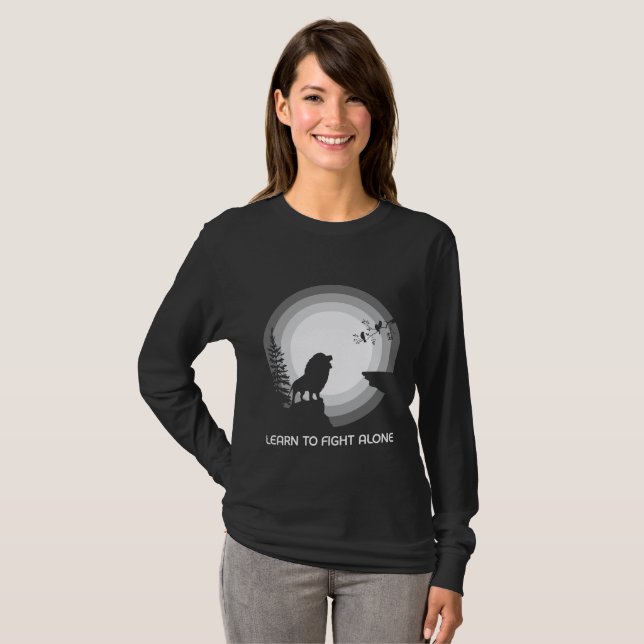 Lär dig att kämpa ensam – Lejon under månsken T Shirt (Hel framsida)