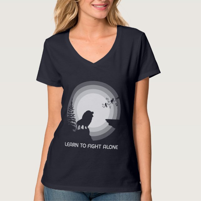 Lär dig att kämpa ensam – Lejon under månsken T Shirt (Framsida)