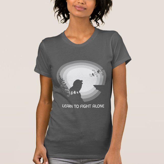 Lär dig att kämpa ensam – Lejon under månsken T Shirt (Framsida)