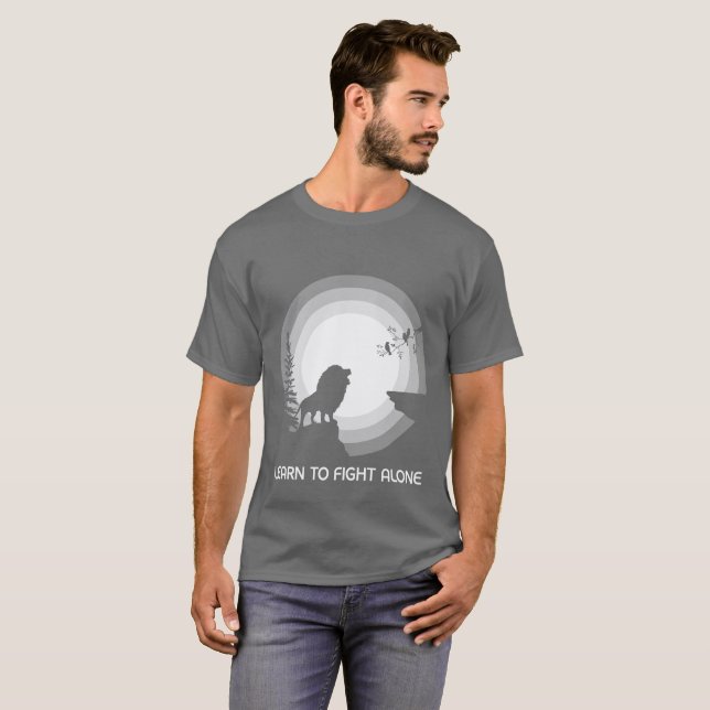 Lär dig att kämpa ensam – Lejon under månsken T Shirt (Hel framsida)