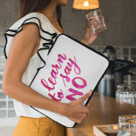 Lär dig att säga nej - rosa laptop fodral<br><div class="desc">Lär dig att inte säga något inspirerande citat. Handskrivet inspirationstecken för rosa på laptop sleeve</div>