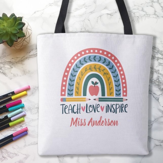 Lär kärlek inspirera regnbåge lärare uppskattning tygkasse (Cute teacher appreciation tote bag. Personalize it with your teacher's name. Makes a cute gift.)