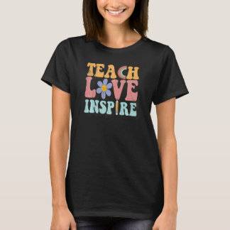 Lär kärlek inspirera retro groovy lärare kvinnor t shirt