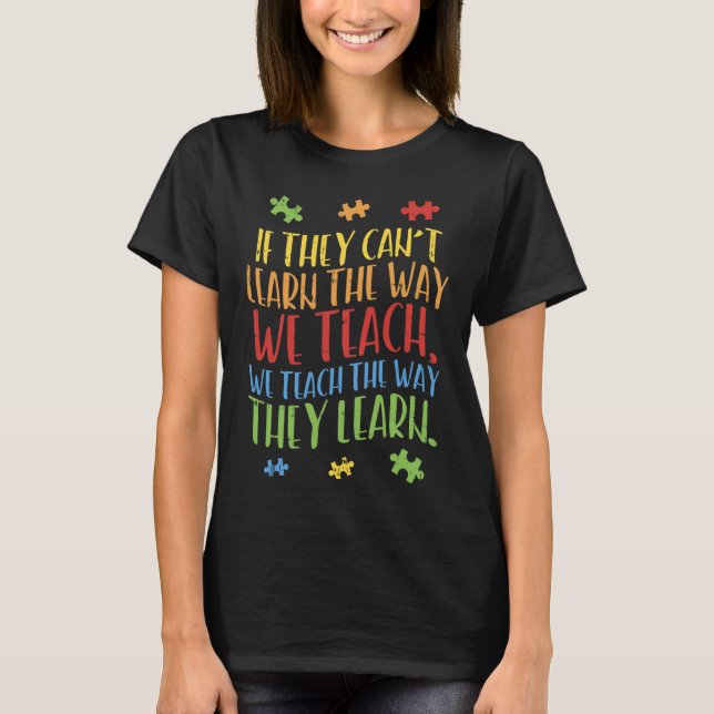 Lär Lär Lär Lär Lär dig genom Autism Awareness Tea T Shirt (Framsida)