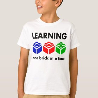 Lära… en tegelsten i sänder t-shirt
