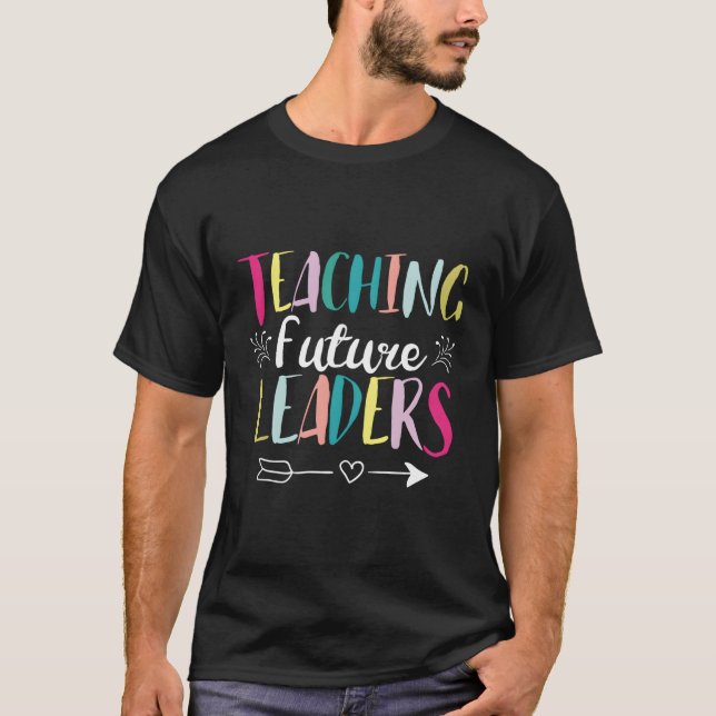 Lära framtida ledare inspirationslärare t shirt (Framsida)
