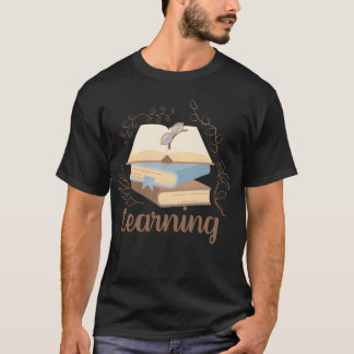 Lärande tet med trave böcker och glasögon vi t shirt