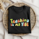 Lärandet är min syndabock. t shirt<br><div class="desc">Groovy "Lärande är min vibe" t-shirt. Det är en fantastisk gåva till lärare.</div>