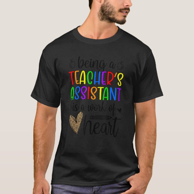 Lärarassistentarbete vid hjärtassistentlärare t shirt (Framsida)