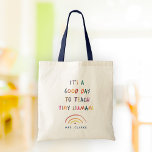 Lärardagen Bra Day Tiny Humans Modern Roligt Typog Tygkasse<br><div class="desc">Roligt Lärare i väskan som läser att det är en BRA DAG TILL TEACH TINY HUMANS i en vattenfärgsregnbåge. Ljusstark och modern lärarkänningskurs. Anpassa med dina lärare namn!</div>