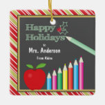 Lärare Glad helg Chalkboard Apple Julgransprydnad Keramik<br><div class="desc">Julgran har en krita,  ett rödäpple och färg pennor. Texten på resultattavlan lyder: glad helg. Med anpassadets text kan du lägga till lärarens namn och ditt eget namn. De gör en julklapp för en speciell lärare i fantastisk.</div>