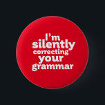 Lärare i engelska som tyst korrigerar Grammar Knapp<br><div class="desc">Jag rättar din grammatik tyst. Lärare i engelska, undervisningsprofessor. Den här coolan och roligten är underbar för student, upphovsman, författare eller redaktör som inte har råd att göra grammatikmisstag. Perfekt för lärardagen. Underbar julklapp och födelsedagspresent för dem som kärlek humor, sarkasm, skämt och vittio pun. Bakgrunden till färg kan anpassas...</div>
