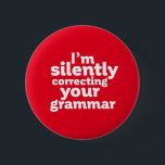 Lärare i engelska som tyst korrigerar Grammar Knapp<br><div class="desc">Jag rättar din grammatik tyst. Lärare i engelska, undervisningsprofessor. Den här coolan och roligten är underbar för student, upphovsman, författare eller redaktör som inte har råd att göra grammatikmisstag. Perfekt för lärardagen. Underbar julklapp och födelsedagspresent för dem som kärlek humor, sarkasm, skämt och vittio pun. Bakgrunden till färg kan anpassas...</div>