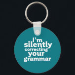 Lärare i engelska som tyst korrigerar Grammar Nyckelring<br><div class="desc">Jag rättar din grammatik tyst. Lärare i engelska, undervisningsprofessor. Den här coolan och roligten är underbar för student, upphovsman, författare eller redaktör som inte har råd att göra grammatikmisstag. Perfekt för lärardagen. Underbar julklapp och födelsedagspresent för dem som kärlek humor, sarkasm, skämt och vittio pun. Bakgrunden till färg kan anpassas...</div>