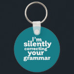Lärare i engelska som tyst korrigerar Grammar Nyckelring<br><div class="desc">Jag rättar din grammatik tyst. Lärare i engelska, undervisningsprofessor. Den här coolan och roligten är underbar för student, upphovsman, författare eller redaktör som inte har råd att göra grammatikmisstag. Perfekt för lärardagen. Underbar julklapp och födelsedagspresent för dem som kärlek humor, sarkasm, skämt och vittio pun. Bakgrunden till färg kan anpassas...</div>