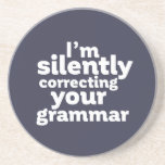 Lärare i engelska som tyst korrigerar Grammar Underlägg<br><div class="desc">Jag rättar din grammatik tyst. Lärare i engelska, undervisningsprofessor. Den här coolan och roligten är underbar för student, upphovsman, författare eller redaktör som inte har råd att göra grammatikmisstag. Perfekt för lärardagen. Underbar julklapp och födelsedagspresent för dem som kärlek humor, sarkasm, skämt och vittio pun. Bakgrunden till färg kan anpassas...</div>